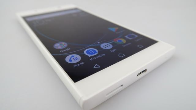 <b>Sony Xperia L1: Baterie acceptabilă şi atât</b>Sony ne-a făcut deja o surpriză în acest an, arătându-ne că au reuşit să stoarcă la maxim o baterie sub 3000 mAh pe un phablet de 6 inch în cazul lui Xperia XA1 Ultra. Xperia L1 aduce o baterie de 2620 mAh, de la care avem aşteptări destul de mari.