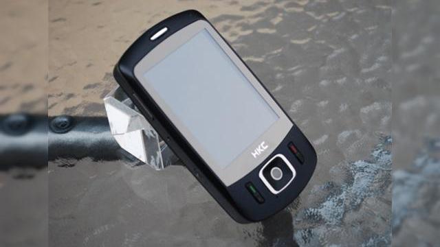 <b>HKC Pearl este un hibrid HTC-BlackBerry ce ruleaza Android</b>Telefoanele chinezesti care imita branduri celebre reusesc sa ne uimeasca din nou, de aceasta data fiind vorba de o clona HTC, ce ruleaza Android, HKC Pearl. HKC Pearl imprumuta atat elemente de design de la HTC, cat si numele celebrei serii de terminale...