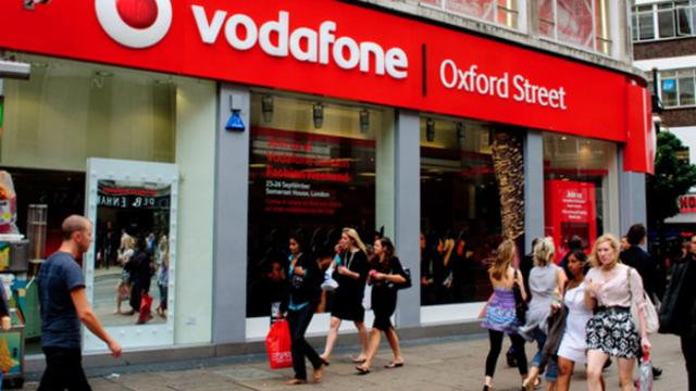 <b>Vodafone UK anunţă costurile abonamentelor pentru iPhone X; Iată sumele practicate şi avantajele oferite</b>Vodafone se număra printre operatorii care au început să anunţe costurile abonamentelor pentru noile modele iPhone, în frunte cu iPhone X. Primul iPhone cu ecran OLED edge-to-edge ar trebui să ajungă în magazine la început de noiembrie şi cel puţin în UK.