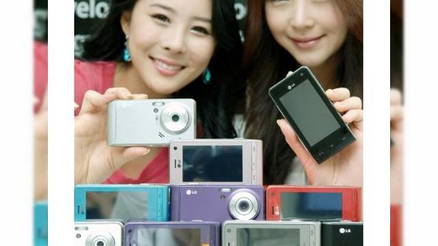 <b>LG a vandut 5 milioane de telefoane Viewty, acum disponibile in noi culori</b>LG a anuntat recent ca, la 14 luni dupa lansarea sa, telefonul cu camera Viewty a fost vandut in peste 5 milioane de exemplare in toata lumea. Succes pe toata linia pentru LG, se pare! 350.000 de unitati au fost vandute in tara de bastina a...