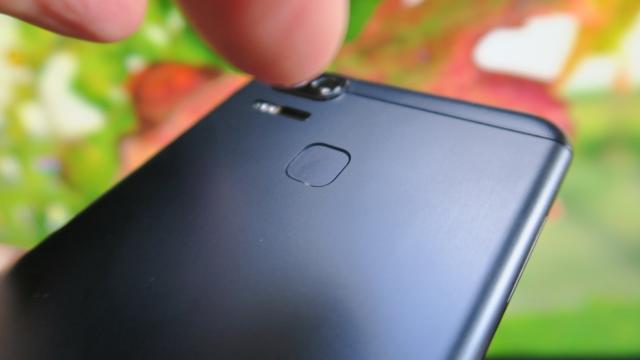 <b>ASUS ZenFone Zoom S: Design metalic incredibil de subţire pentru ce hardware primim</b>Telefoanele ASUS ZenFone au trecut la nivelul următor de calitate a designului odată cu modelele ZenFone 3, care îmbinau sticlă şi metalul în mod excelent. Între timp au debutat şi terminalele ZenFone 4 care extind această idee, dar înainte de ele..