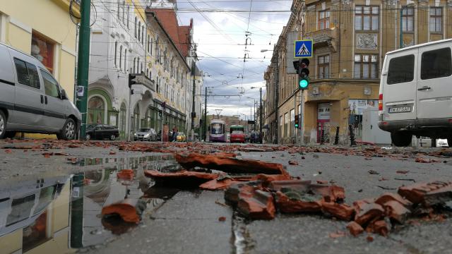 <b>ANCOM va implementa un sistem special de alerte pe mobil în caz de calamităţi, cum a fost furtuna din Timişoara</b>Furtuna care a lovit vestul României în acest weekend a adus în discuţie implementarea unui sistem de avertizare de urgenţă, care să informeze publicul despre o calamitate care se apropie. Vă reamintesc că Timişoara şi alte localităţi din vestul ţării au
