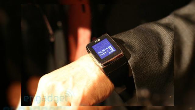 <b>LG anunta un ceas-telefon promitator, GD910</b>LG tocmai a anuntat un nou ceas-telefon cu suport 3G HSDPA, modelul GD910, care va fi lansat in Europa in acest an. Ceasul se afla inca in stadiul de prototip, astfel ca CEO-ul LG nu a tinut musai sa ii prezinte dotarile, in cadrul conferintei de presa ce...