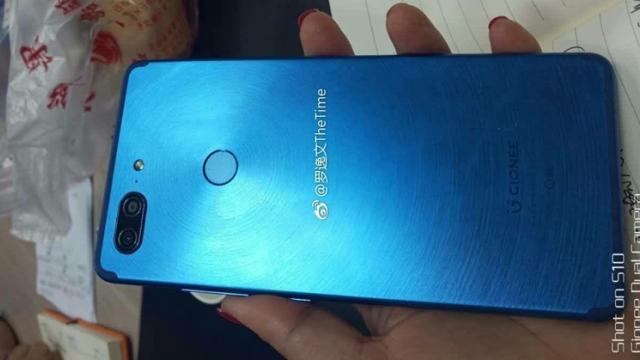 <b>Noi imagini cu Gionee M7 ajung pe web; vedem acum și partea frontală a telefonului </b>Pe măsură ce ne apropiem de lansarea lui Gionee M7, parcă din ce în ce mai multe materiale leak sosesc online. Am văzut fotografii anterior, iar astăzi descoperim și imagini care ne prezintă display-ul 18:9 pe care acest handset îl va aduce la pachet