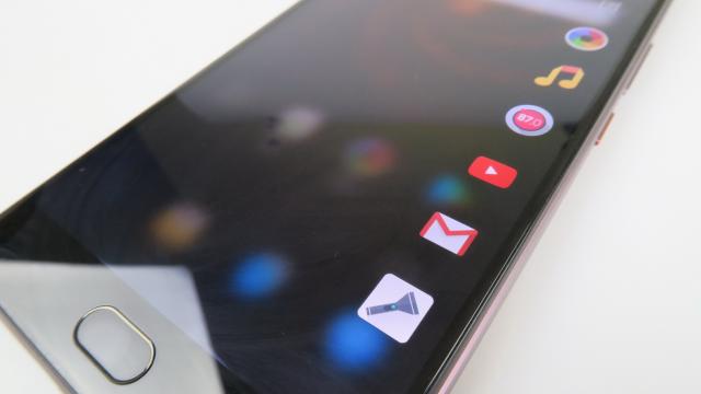 <b>Allview X4 Soul Xtreme: OS, UI, aplicaţii apropiate de stock, dar cu Visual UI 1.2 peste</b>Ne-am obişnuit deja cu telefoane Allview care vin cu Android Nougat preinstalat, deci următorul pas va fi trecerea la Oreo. Până atunci îl vedem pe Allview X4 Soul Xtreme cu Android Nougat cu Visual UI 1.2 aplicat peste.