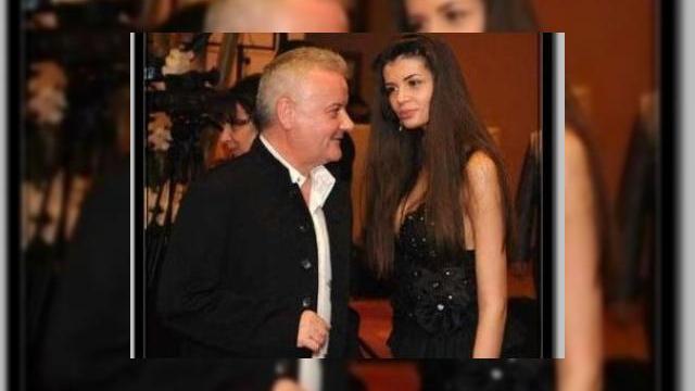 <b>Vertu de 7500 de euro, cadou de criza de la Irinel pentru Monica</b>In plina criza a gazelor plus cea economica deja clasica, unii nu se sfiesc sa arunce banii pe bunuri de lux, printre care si faimoasele telefoane Vertu. O astfel de bijuterie a poposit in mana Monicai Columbeanu, sub forma de cadou de la sotul sau, Iri....