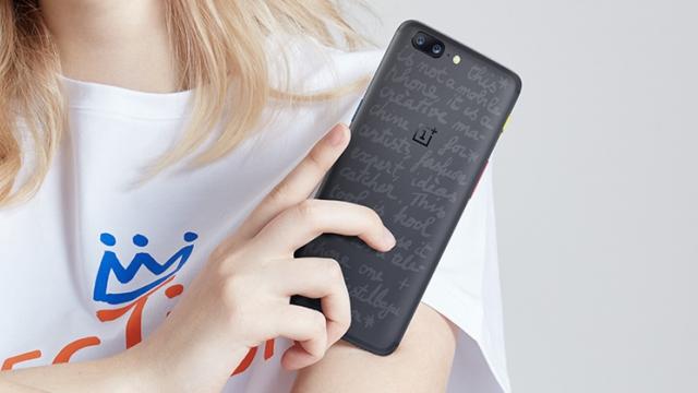 <b>OnePlus 5 JCC este ediția limitată a flagship-ului asiatic din acest an; va fi pusă în vânzare la prețul de 559 euro</b>La fel ca și în cazul lui OnePlus 3T care a primit la scurt timp de la debutul oficial o variantă Ediție Limitată și modelul actual OnePlus 5 beneficiază de același tratament. De această dată firma chineză a încheiat un parteneriat cu designer-ul