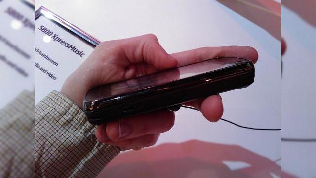 <b>Nokia N97 prezent la CES 2009</b>Spre bucuria fanilor Nokia, la standul finlandezilor de la CES 2009 se afla noul smartphone Nokia N97, care putea fi atins si folosit de curiosi, jurnalisti sau bloggeri. N97 a fost anuntat cu mare tam-tam in luna decembrie a lui 2008, el urmand sa fie...