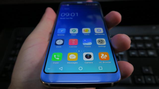 <b>Bluboo S8: Design sexy de cel puţin două ori faţă de preţul său</b>Sams... pardon Bluboo S8 este un telefon croit după chipul şi asemănarea lui Galaxy S8 şi asta se vede încă de la cutie. Designul în schimb mai fură de ici şi colo alte elemente. Zona frontală duce cu gândul şi la LG G6, iar spatele la ZenFone 3.