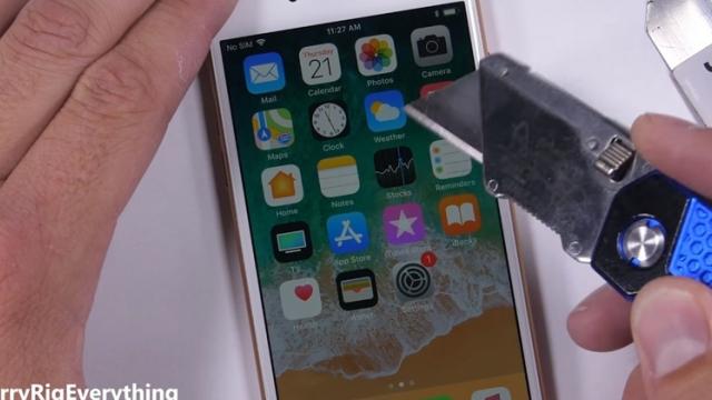 <b>iPhone 8 îndoit, ars şi zgâriat în faţa camerei într-un test marca JerryRigEverything; Rezistă exact cum vă aşteptaţi (Video)</b>În ziua debutului comercial din SUA, iPhone 8 ajunge pe mâinile celebrului youtuber JerryRig care pune telefonul la o serie de teste de rezistență. Vedem rând pe rând cum display-ul este zgâriat și mai apoi ars cu bricheta și nu lipsește nici