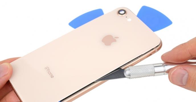 <b>iFixit pune mâna pe iPhone 8; aflăm cât de ușor poate fi reparat noul smartphone și ce capacitate are bateria</b>În această zi de 22 septembrie s-a dat startul vânzărilor pentru iPhone 8 și iPhone 8 Plus și probabil ați remarcat deja că online-ul este plin de materiale de tip hands-on, preview, dar și unboxing pentru cele două dispozitive. iFixit ne-a pregătit 
