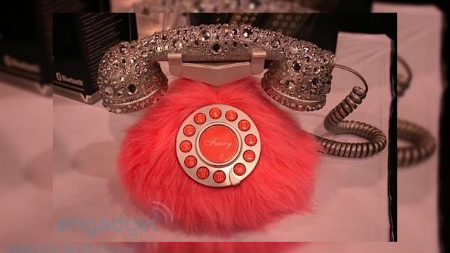<b>Telefonul cu blanita roz, concept amuzant la CES 2009</b>Daca Paris Hilton ar avea o fata... ar numi-o Londra, dupa cum anuntau tabloidele cu o saptamana in urma. Iar Londra ar vrea cu siguranta un astfel de telefon blanos si roz, ideal pentru orice starleta in devenire. Dotat cu cristale Swarovski (probabil),...