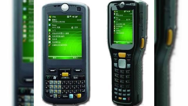 <b>Motorola lanseaza 2 noi terminale Windows Mobile: FR68 si FR6000</b>Motorola a lansat ieri 2 noi telefoane Windows Mobile pe piata asiatica, modelul FR68 (stanga imaginii) si FR6000 (dreapta), destinate celor care muncesc in retail, sanatate, logistica, transporturi si alte domenii similare. Handseturile au marimi...