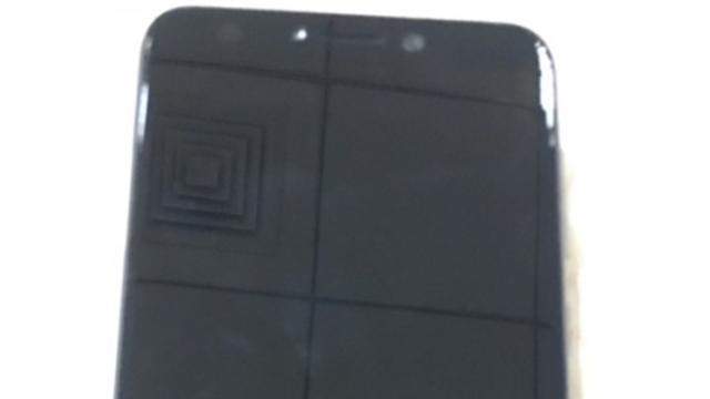 <b>Oppo MIX va fi un nou telefon cu display 18:9; îl vedem astăzi într-o presupusă fotografie și listat în GeekBench</b>Mai toți producătorii din zona smartphone au făcut sau se pregătesc să facă trecerea la display-urile 18:9, pe listă aflându-se și chinezii de la Oppo. Descoperim astăzi faptul că firma asiatică pregătește un smartphone numit Oppo MIX ce va sosi