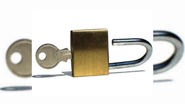 <b>Iti vei putea debloca gratuit telefonul codat in orice retea, chiar la operatorul in cauza!</b>ANC a anuntat un nou proiect de decizie, conform caruia operatorii de telecomunicatii vor trebui sa asigure, la cererea utilizatorilor deblocarea terminalelor mobile codate intr-o anumita retea. Deblocarea va trebui facuta obligatoriu, dar doar daca...