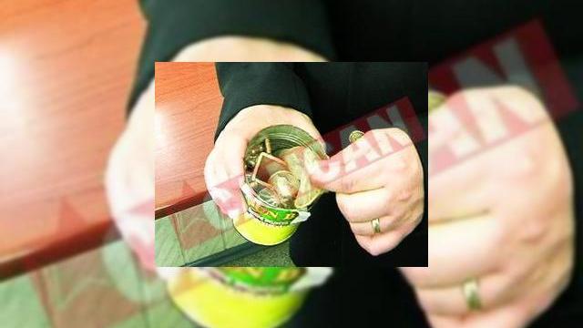 <b>Telefon la conserva... de ananas</b>Patrunderea frauduloasa a telefoanelor mobile in inchisori este din nou in atentia presei, cei de la Can Can informandu-ne ca ofiterii Penitenciarului de Maxima Siguranta Codlea au descoperit un telefon mobil intr-o conserva de ananas. Ultima oara cand...