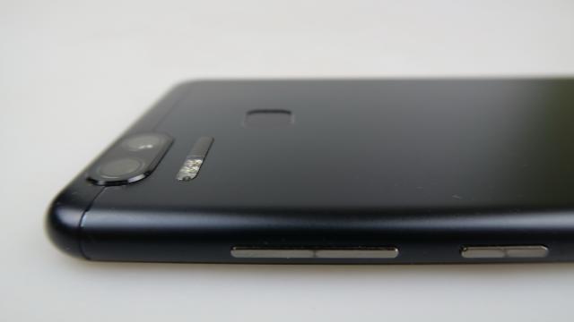 <b>ASUS ZenFone Zoom S: Hardware high mid-range cu unele surprize plăcute</b>Chiar dacă ASUS ZenFone Zoom S a sosit la începutul acestui an, debutul sau în magazine a venit pe la mijlocul anului, dar cumva terminalul e mai mult legat de seria ZenFone 3 decât de cea ZenFone 4. Dotările hardware sunt 80% similare cu ZenFone 3..