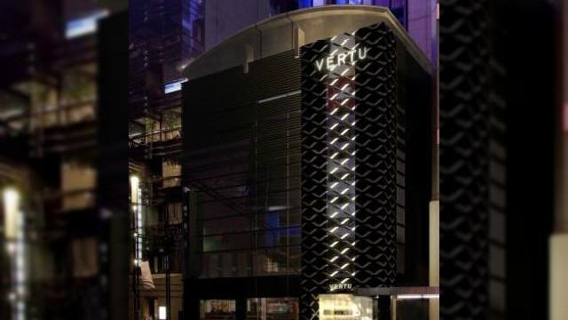 <b>Vertu deschide un magazin rafinat in Japonia</b>Brandul Vertu ne este familiar mai degraba datorita starletelor si fotbalistilor care cumpara telefoanele de lux ale acestei marci, decat performantelor terminalelor. Iata ca fanii japonezi ai brandului vor avea acum sansa de a experimenta si stilul de...