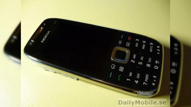 <b>Nokia E75 ni se prezinta in imagini de inalta calitate</b>Nokia E75 se afla pe web de ceva vreme, sub forma de zvonuri si seturi de poze, care mai de care mai tentante. Cea mai atractiva dotare a sa este cu siguranta tastatura QWERTY glisanta laterala, pe care o puteti admira si in urmatoarele imagini. &nbsp;...