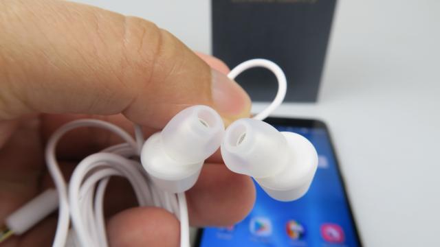 <b>ASUS ZenFone Zoom S: Multimedia cu volum uriaş, a venit de nicăieri surpriza</b>Înţelegem că ASUS ZenFone Zoom S e battery phone şi într-un fel şi camera phone, dar music phone!? Cine se aştepta la una ca asta? Am fi văzut venind asta de la un Sony Xperia, hai poate un Nokia, eventual un Motorola, dar un ASUS? Surpriză! Chiar e!