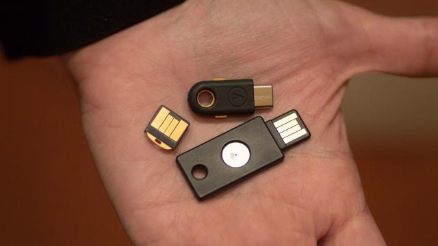 <b>Google ar putea înlocui autentificarea în 2 trepte cu mici token-uri fizice</b>În ultimii ani Google a încercat să sporească securitatea lui Android, pentru a lăsa în urma imaginea de OS vulnerabil. Una dintre modificările făcute la nivel de securitate implica înlocuirea autentificării în 2 trepte cu o serie de token-uri fizice.