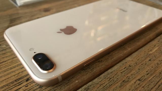 <b>iPhone 8 Plus hands-on: primele impresii despre cel mai mare telefon Apple, care inaugurează noile opţiuni Portrait (Video)</b>De la evenimentul retailerului QuickMobile de zilele trecute nu a lipsit phablet-ul iPhone 8 Plus, terminal asupra căruia am aruncat o privire detaliată. Vi-l prezentăm și vouă prin intermediul clipului hands-on de mai jos și aflați ce noutăți aduce 