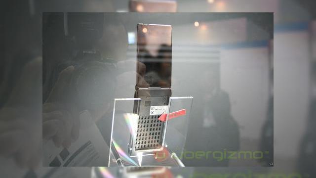 <b>Toshiba pregateste un incarcator pe baza de metanol, lansat in urmatoarele luni</b>Toshiba isi va respecta promisiunea de a pune in vanzare un acumulator bazat pe alimentarea cu metanol si tehnologia DMFC (direct methanol fuel cell), urmand ca produsul sa soseasca pe piata in primul trimestru al acestui an. De asemenea, avem informatii...