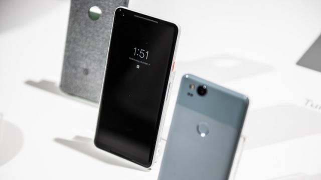 <b>Google promite 3 ani de update-uri software și update-uri de securitate pentru terminalele Pixel 2 și Pixel 2 XL</b>Deși s-au renunțat la unele elemente precum jack-ul audio, în cazul terminalelor Pixel 2 și Pixel 2 XL avem parte de suport de extra beneficii precum suportul software pe 3 ani. Acest detaliu este confirmat chiar de către Google în pagina oficială