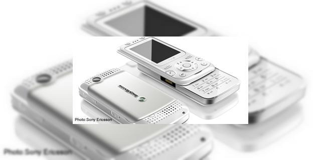 <b>Sony Ericsson F305, adevaratul PSP Phone</b>De ce oare isi tot manifesta gamerii dorinta de a vedea un PSP Phone pe piata, de vreme ce exista telefoane ca Sony Ericsson F305? Handsetul este definitia terminalelor axate mai mult pe gaming, decat pe functiile unui telefon normal. &nbsp; Daca sunteti...