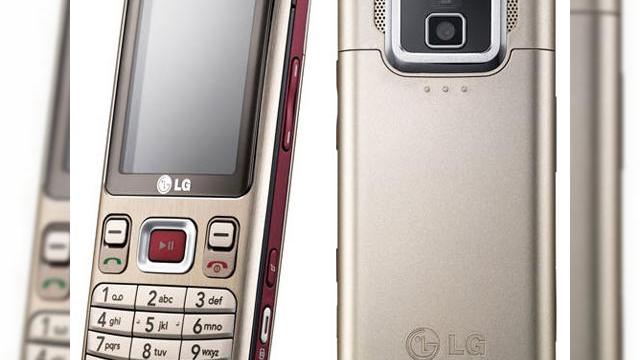 <b>LG anunta telefonul muzical low end KM330</b>Dupa ce aflam primele informatii despre noul telefon cu touchscreen LG KM900, iata ca producatorul asiatic a anuntat si un nou terminal muzical low end, KM330, prezent in imaginea urmatoare. Telefonul nu reprezinta o inovatie deosebita in domeniu,...