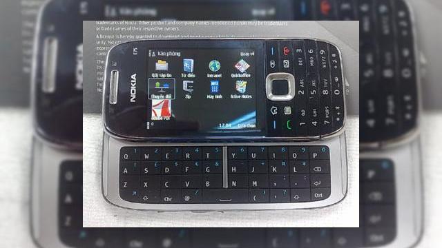 <b>Noi imagini cu Nokia E75, interfata in actiune</b>Vazusem deja o serie de imagini cu noul Nokia E75, telefon nelansat inca, dar iata ca noi poze si-au facut aparitia pe web, prezentand interfata terminalului si tastatura sa glisanta QWERTY. Telefonul a fost fotografiat in Vietnam, parand gata de lansare...