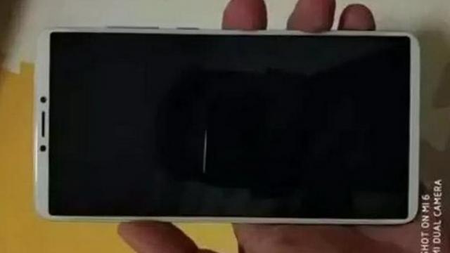 <b>Un nou telefon Xiaomi Redmi Note scapă pe web, cu ecran 18:9 cu muchii înguste; Sa fie Redmi Note 5?</b>Xiaomi pregăteşte încă un telefon nou se pare, de această dată unul cu muchii înguste şi cu tot mai popularul aspect 18:9. E vorba despre un model din gama Redmi, care tocmai a scăpat pe web în fotografiile de mai jos.