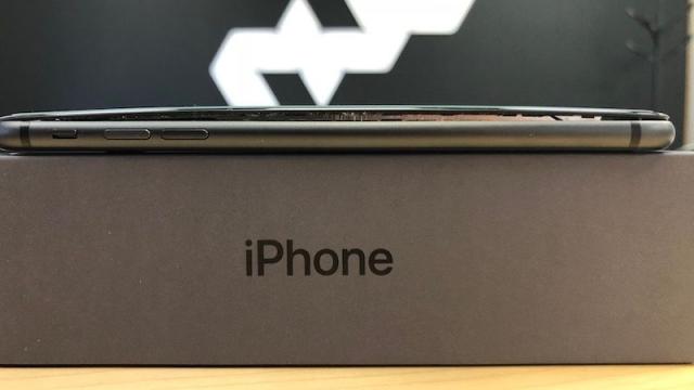 <b>Creşte numărul de unităţi iPhone 8 cu ecran sărit; Problemele continuă</b>Sunteţi gata de un nou scandal "gate"? În vremurile "bune" aveam Bendgate şi Antennagate, iar acum ne pregătim de un "Splitgate"/"Displaygate". La finalul lunii septembrie am semnalat câteva cazuri în care ecranul lui iPhone 8 Plus s-a desprins de carcasă