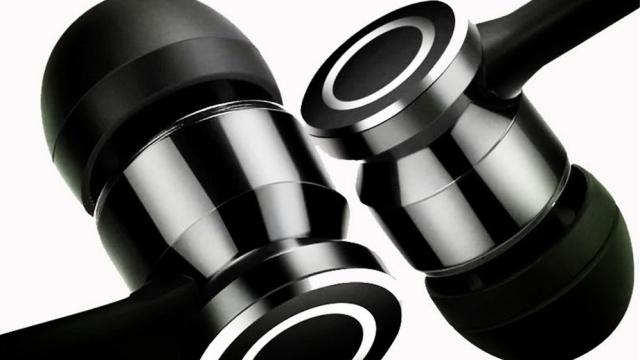 <b>S6-6 este un headset wireless cu acustică stereo şi suport Bluetooth 4.1; Costă sub 10 dolari şi avem un cupon cu discount pentru voi</b>Periplul nostru printre retaileri şi oferte din China continuă, de această dată găsind un headset Bluetooth 4.1 care arată bine şi are şi preţ redus. Costă sub 10 dolari la magazinul Cafago şi mai jos avem doar un cod cupon de reducere.