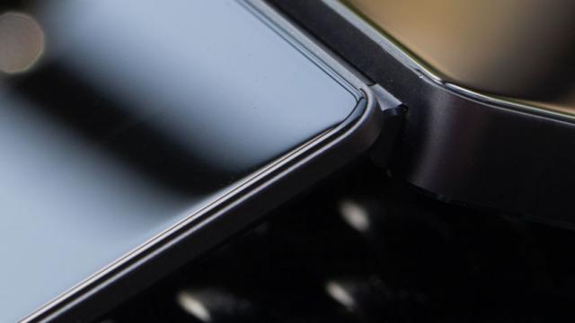 <b>Telefonul pliabil ZTE Axon M tocmai a primit certificarea FCC şi e gata să sosească pe 17 octombrie</b>La finalul lunii trecute apărea perspectiva mai mult decât interesantă a unui telefon pliabil, modelul ZTE Axon M , care apărea în primele imagini. Acum aflăm că terminalul a primit certificarea FCC, ceea ce îl aduce cu un pas mai aproape de debutul..