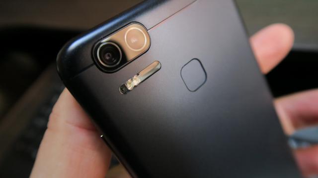 <b>ASUS ZenFone Zoom S: Camera duală cu cel mai bun zoom de pe piaţă, vine cu bune și cu mai puțin bune</b>Ceva îmi spune că ASUS ZenFone Zoom S a pus piatra de temelie pentru performanţele dual camera ale lui ZenFone 4. În mod clar este o evoluţie faţă de ZenFone Zoom, cel de prima generaţie. Terminalul cel nou are o cameră duala, cu doi senzori de 12 MP..