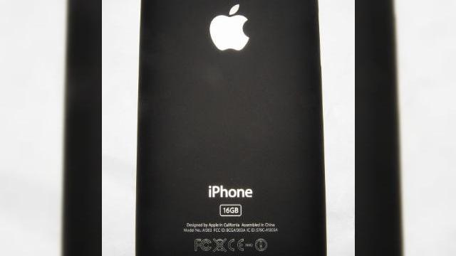 <b>Imagini in premiera cu noul iPhone... reale?</b>Dupa ce Apple s-a retras intr-un con de umbra o perioada, iar Tim Cook a preluat fraiele companiei de la Steve Jobs, iata ca brandul isi face din nou simtita prezenta, inca o data cu ajutorul lui iPhone. Ceea ce vedeti mai jos este, aparent o imagine in...