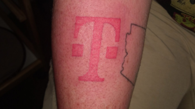 <b>Cum să obţii un iPhone 8 moka: îţi faci tatuaj cu T-Mobile</b>Aflăm astăzi detalii despre o înâmplare neobișnuită, cea în care este implicat un american. Acesta s-a declarat dispus să își tatueze logo-ul T-Mobile dacă primește un iPhone 8 cadou. Postarea nu a fost ignorată în social media și aceasta a ajuns la 