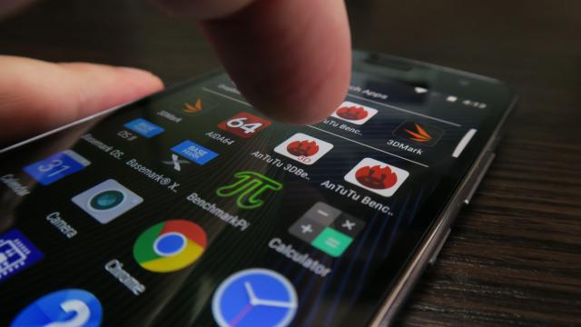 <b>Motorola Moto G5 Plus: Benchmark-uri cu câteva surprize, toate plăcute</b>Motorola Moto G5 Plus a fost trecut evident prin testele noastre benchmark, pe care le-a bifat cu brio, în mod surprinzător chiar. Asta pentru că la prima vedere are un pachet hardware familiar şi similar cu ce primeam pe midrangere şi toamna trecută.