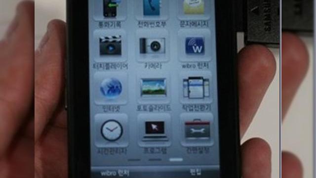 <b>Experienta hands on cu telefonul WiMAX al celor de la Samsung (SCH-M830)</b>Cei de la Engadget au avut sansa sa se "joace" cu un Samsung SCH-M830, un telefon care suporta conectivitate WIMAX si HSDPA si al carui branding Anycall (plus fonturi asiatice) indica faptul ca nu il vom vedea prea curand in Europa. Grosimea telefonului...