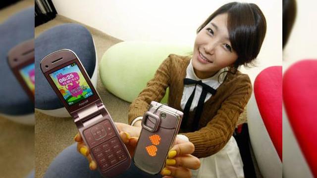 <b>Samsung SPH-W7100, telefonul anti-terorism cu alerta audio de 100 de decibeli</b>Daca recentele atacuri si jafuri din Romania v-au coplesit, avem telefonul perfect pentru dumneavoastra, unul care alerteaza autoritatile si l-ar trezi si pe Superman din somn, Samsung SPH-W7100. Handsetul vine cu o alerta audio de 100 de decibeli si o...