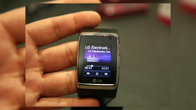 <b>Ceasul telefon LG costa 1450 de dolari, nici Dick Tracy nu l-ar cumpara</b>Nici macar fanul si pionierul (imaginar) al ceasurilor telefon n-ar cumpara un LG Watch Phone la pretul de 1450 de dolari, care tocmai a fost anuntat pentru acest terminal... Poate Adrian Mutu sa faca acest lucru, pentru a-si asorta Vertu-ul cu ceva mai...