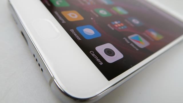 <b>Xiaomi Mi 6: Multimedia clară, curată, vibraţie uşoară</b>Xiaomi Mi 6 nu face sacrificii şi nu precupeţeşte eforturi când vine vorba să livreze o experienţă acustică plăcută clienţilor săi. Pune la bătaie pe flagship-ul Mi 6 un sistem de difuzoare stereo, cu un difuzor standard jos şi cu cel pentru convorbiri..