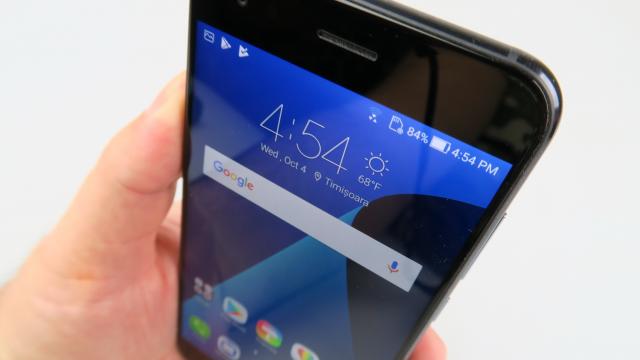 <b>ASUS ZenFone 4 (ZE554KL): Conectivitate dual SIM, perfect reglată</b>Chiar dacă lumea nu prea mai sună azi şi clar nu mai dă mesaje text, un smartphone e înainte de toate un telefon, aşa că latura celulară e mereu pusă la test la Mobilissimo.ro. Cine pică astfel de teste? În principiu nimeni, dacă nu apare vreun..