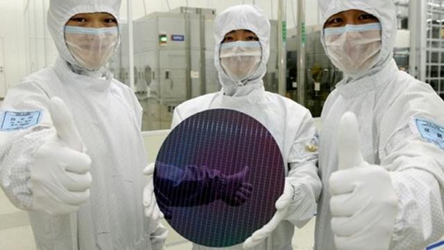 <b>Samsung are noul chipset FinFET de 8 nm gata de producţie în masă; Aduce un consum cu 10% mai mic decât predecesorii</b>Cu toate că ultimele speculații vorbeau despre lansarea unor noi procesoare de 10nm, un soi de generație a doua, iată că sud-coreenii de la Samsung împing limitele la maxim și dezvăluie că au un chipset FinFET de 8 nm gata pentru producția în masă