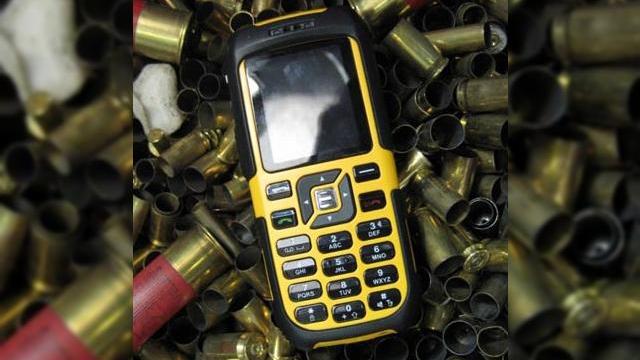 <b>Ce se intampla cand tragi cu pistolul intr-un telefon?</b>Intrebarea s-ar potrivi programelor de stiinta de la National Geographic sau Discovery, dar suntem siguri ca v-ati intrebat macar o data ce s-ar intampla daca telefonul dumneavoastra mobil ar fi "impuscat". Telefonul din imagine este Sonim XP1, considerat...