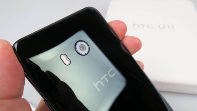 <b>HTC U11 primește un discount atractiv înainte de sosirea noului flagship succesor; costă 2.544 lei acum</b>Așa cum bine știm, pe data de 2 noiembrie taiwanezii de la HTC vor introduce pe piață noul smartphone numit U11 Plus, terminal care va trece la rândul său la trendul panourilor 18:9. Înaintea acestei lansări se pare că retailerii au aplicat ceva 