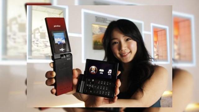 <b>Samsung OZ Double Folder, un nou telefon pentru coreeni</b>Samsung a lansat un nou telefon mobil, cu 2 parti glisante, pe numele sau SPH-W6450, sau OZ Double Folder. Din pacate handsetul este disponibil doar in Korea deocamdata, dar speram ca va poposi si in Europa. Terminalul a fost creat special pentru...