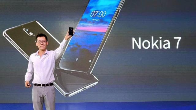 <b>Nokia 7 a trecut deja de 50.000 de înregistrări în 2 zile; Se repetă succesul lui Nokia 6?</b>Am un mare deja vu! În ianuarie Nokia 6 atingea 250.000 de înregistrări pentru comanda în doar 24 de ore, iar acum Nokia 7 îi calcă pe urme, e drept la scară mai mică. Midranger-ul a ajuns la 50.000 de înregistrări şi chiar a depăşit acel prag in ultimele