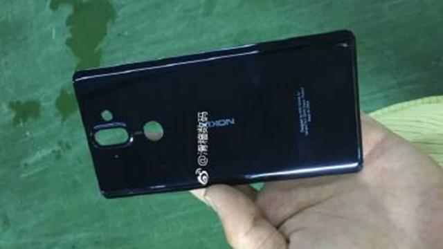 <b>Nokia 9 se afișează într-o nouă imagine reală, dezvăluind partea din spate a carcasei; Nokia 2 primeşte certificarea oficială în Rusia</b>Într-o nouă imagine reală se afișează astăzi nimeni altul decât Nokia 9, fiind vorba despre o fotografie a panoului său din spate unde regăsim orificiile pentru scanner-ul de amprente și pentru camera duală cu optică ZEISS. În același timp aflăm 
